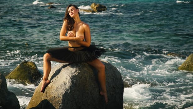 Myla Dalbesio starts her shoot off with a bang in Aruba